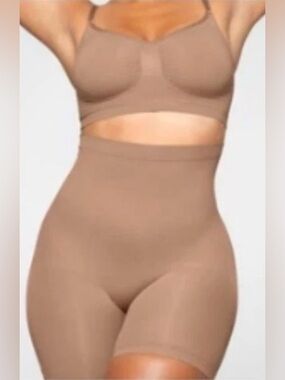 NWT SKIMS  Sheer Seamless Mid Thigh Sculpt Shorts Bronze Sz M